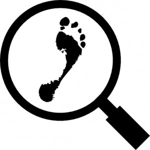 ricerca-di-impronte-umane-con-lo-strumento-lente-d-39-ingrandimento_318-38379