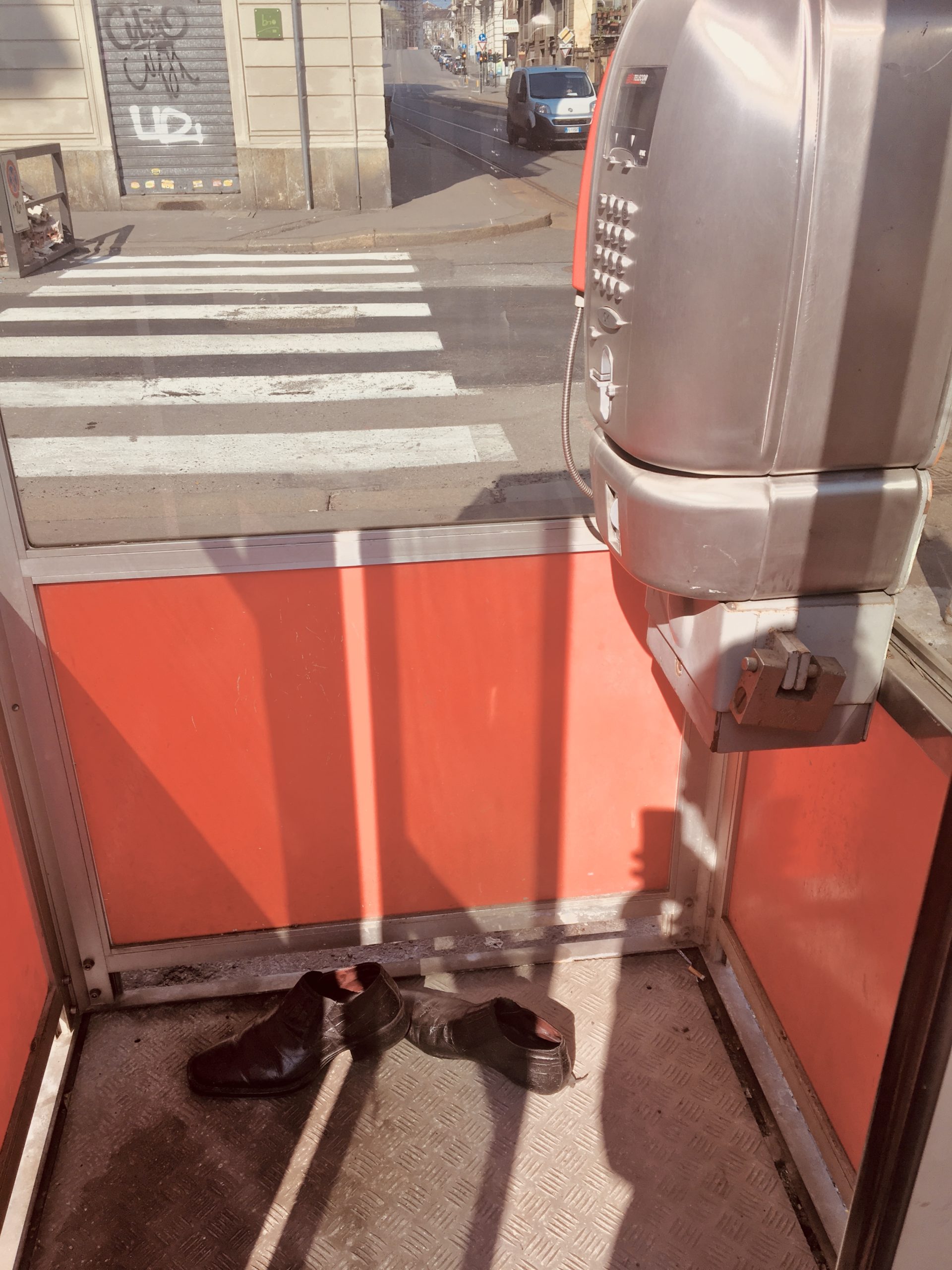 Le scarpe nella cabina